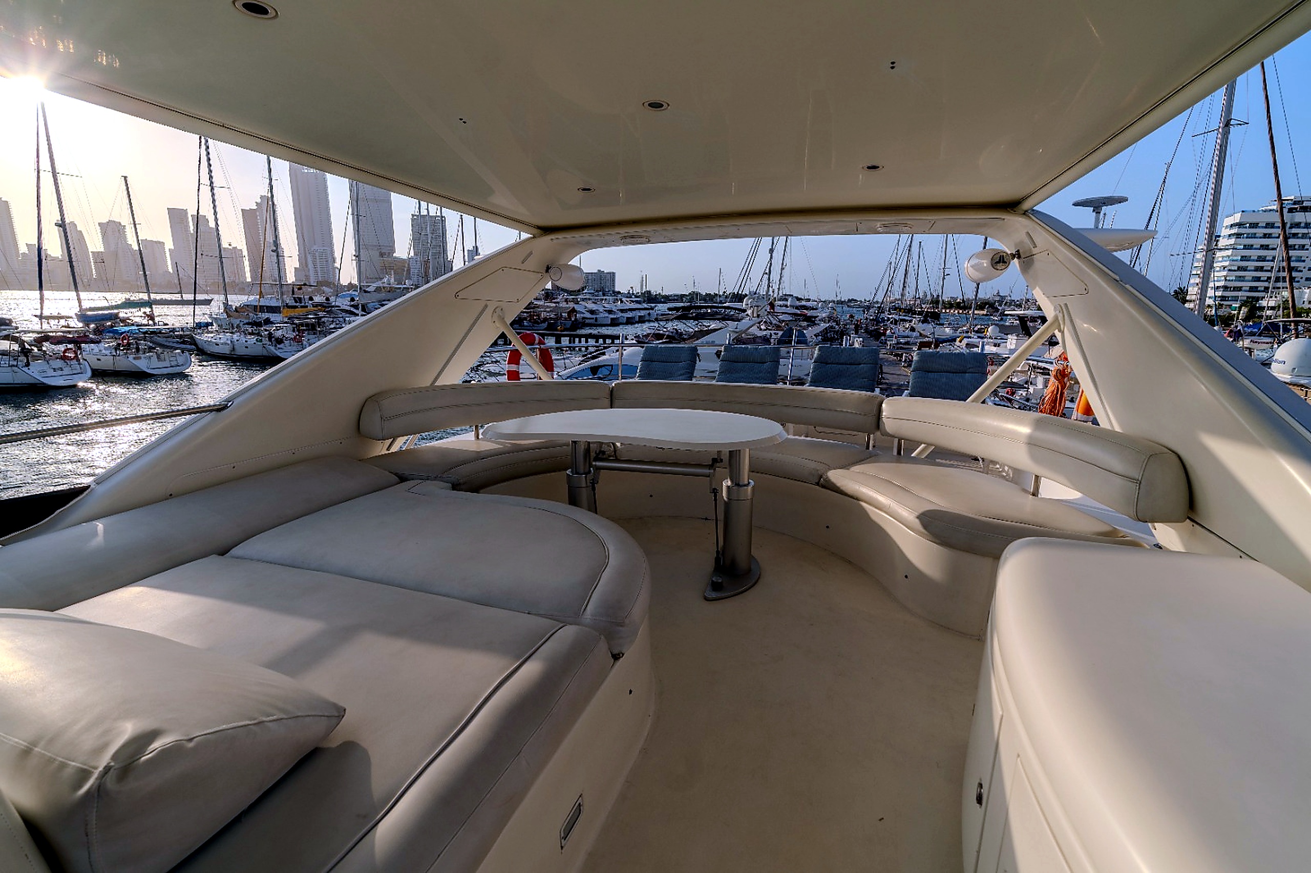 Flybridge con lounge y mesa